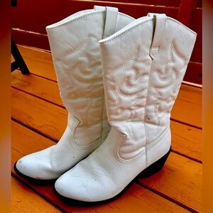 Charles Albert women’s white cowboy boots size 10.